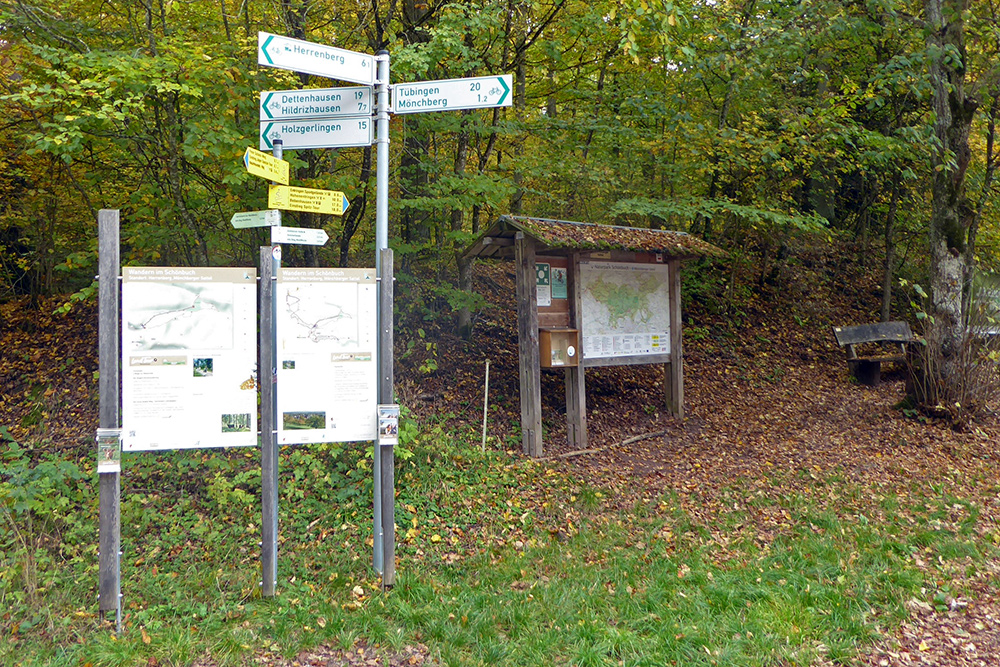 Waldweide: Tafel aus weiterer Entfernung